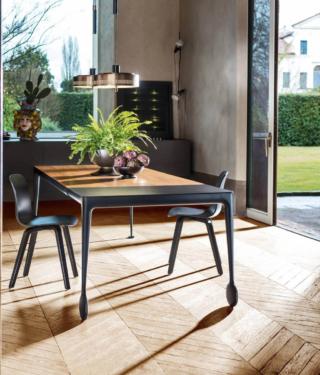 Un design inconfondibile per Big Will di Magis il grande modello nella versione allungabile che ha le gambe in pressofusione di alluminio verniciato nero di cui due dotate di ruote in gomma. Il piano è in pregiato noce americano con prolunghe in MDF verniciato nero. Misura L 200/250/300 x P 100 x H 75 cm.  Prezzo a partire da 3.264 euro. www.magisdesign.com