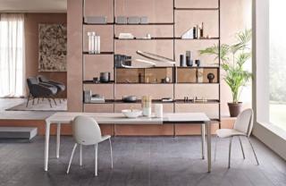 Un piano in ceramica in una colorazione chiara e luminosa per il tavolo allungabile Boulevard Keramik di Cattelan Italia. Le gambe presentano una cavità verticale, esaltata dalle sofisticate finiture verniciate disponibili in diverse tonalità intense o luminose. La medesima finitura incornicia con rigore il piano. Misura L 160/220 x P 90 x H 75 cm e L 180/240 x P 90 x H 75 cm. Prezzo su richiesta. www.cattelanitalia.com