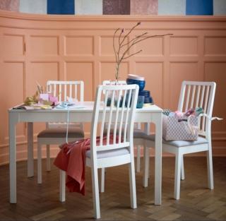 Bianco candido per il tavolo Ekedalen di Ikea Italia che può essere allungato facilmente anche da una sola persona grazie alle gambe posizionate agli angoli e alla prolunga sotto il piano; inoltre,  quando non è allungato, il top non presenta giunzioni.  Misura L 120/180 x P 80 x H 75 cm. Prezzo 199 euro. www.ikea.com