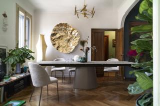 Imponente e scenografico il modello allungabile Ellisse di Connubia che è caratterizzato dalla presenza di una base monolitica in lamiera curvata e verniciata che sorregge il top in ceramica. È disponibile in due formati. Misura L 160/200/240 x P 90 x H 77 cm e costa a partire da 3.005 euro. www.connubia.com