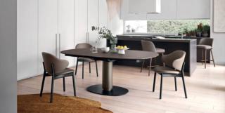 Il modello allungabile Elson di Calligaris ha il piano e il basamento con una forma ovale che ne sottolineano la purezza formale; il meccanismo di apertura è completamente automatico e l'allunga ruotante è posta al centro, sotto i due semipiani. La base centrale è realizzata in lama di metallo, mentre il piano è disponibile in accoppiato ceramica-vetro in diverse finiture. Misura L 150/200 x P 120 x H 75 cm. Prezzo a partire da 5.118 euro.  www.calligaris.com