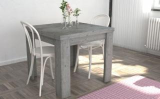 Basico e “facile” il tavolo quadrato Jesi in vendita da Conforama che si allunga con apertura a libro per ospitare fino a otto persone; la finitura in laminato nel colore cemento permette di ambientarlo sia in cucina sia nel living. Le gambe hanno una forma leggermente concava che alleggerisce la struttura dal design pulito. Misura L 90/180 x P 90 x H 75 cm. Prezzo 207 euro. www.conforama.it