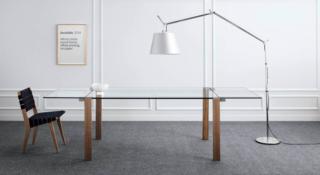 Un modello senza tempo Livingstone di Tonellidesign il tavolo che si allunga grazie al meccanismo a ribalta, brevettato, che solleva i piani in vetro trasparente; le gambe in legno sottolineano la purezza del vetro. La linea essenziale consente di collocarlo in ambienti diversi, dalla cucina al soggiorno passando per lo studio. Misura L 120/210 x P 90 x H 74 cm. Prezzo a partire da 3.080 euro. www.tonellidesign.it