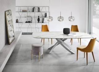 Il tavolo allungabile Louis di Bontempi Casa ha il piano e le prolunghe realizzate in SuperMarmo Noir Desir opaco che ne sottolinea l'aspetto sofisticato e scultoreo; la struttura di sostegno centrale in acciaio laccato dà vita ad mun piacevlole contrasto con la linearità del top. Misura L 190/240/290 x P 100 x H 75 cm. Prezzo 5.804 euro + IVA. www.bontempi.it