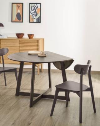Il piano del tavolo rotondo allungabile Maryse di Kave Home è impiallacciato in frassino naturale e ha una parte pieghevole su ogni lato per ridurre l'ingombro: una volta sollevate le “alette” laterali può accogliere comodamente quattro persone.  Le gambe con una forma geometrica sono realizzate in legno massello di caucciù. Misura Ø  70/120 x H 75 cm. Prezzo 502 euro. www.kavehome.com