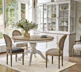 Può accogliere dalle sei alle otto persone il tavolo rotondo Provence di Maisons du Monde che ha uno stile elegantemente retrò sottolineato dal piano con prolunga realizzato in legno di betulla con venatura a vista. Il basamento scolpito ha una finitura bianca invecchiata; è completamente prodotto con legno di recupero. Misura L 140/190 x P 140 x H  70 cm. Prezzo 1.199 euro. www.maisonsdumonde.com