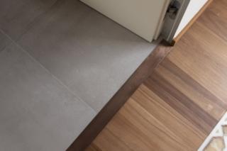 Dettaglio posa accostata di parquet e gres Dettaglio posa accostata di parquet e gres