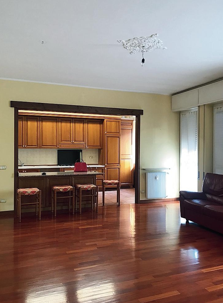 Sullo sfondo la cucina prima del relooking