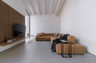 soggiorno con soffitto di legno