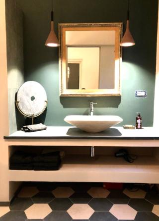 specchio bagno cornice e luci che scendono specchio bagno cornice e luci che scendono