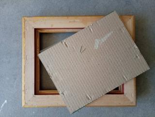Rimuovete il pannello del retro della cornice e il suo vetro Rimuovete il pannello del retro della cornice e il suo vetro
