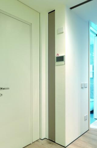 Sistema scorrevole a scomparsa Bigfoot di Protek applicato a parete