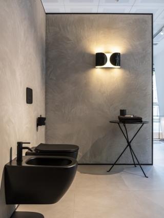 In questa ambientazione troviamo i prodotti nella nuova finitura Nero Seta: un’offerta completa che si declina in varie soluzioni, dalla ceramica ai miscelatori, mobili, lavabi e accessori. Qui troviamo i mobili sottolavabo Tesi, la rubinetteria Cerafine e Ceraline, gli accessori della serie IOM, la cabina Connect 2 e il piatto doccia Ultra Flat New. Photo Credit Enrico Costantini