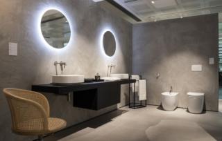 Nel sesto ambiente è presente il lavabo Linda-X, realizzato in Diamatec®, una tecnologia brevettata dall’azienda che consente di realizzare linee ceramiche sottilissime, fino a 3 mm, ma ultra-resistenti. Il miscelatore è il modello Joy nella versione filo parete e nella finitura silver storm. Photo Credit Enrico Costantini