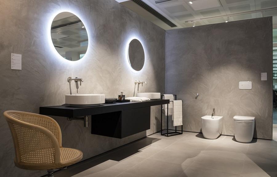 Nel sesto ambiente è presente il lavabo Linda-X, realizzato in Diamatec®, una tecnologia brevettata dall’azienda che consente di realizzare linee ceramiche sottilissime, fino a 3 mm, ma ultra-resistenti. Il miscelatore è il modello Joy nella versione filo parete e nella finitura silver storm. Photo Credit Enrico Costantini