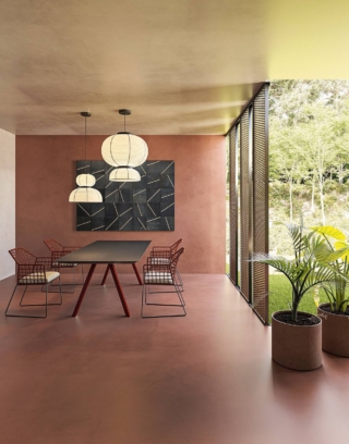 Pavimento con resina epossidica bicomponente Monosint® autolivellante di Gobbetto monocromatica (qui Chocolate G31) satinata, lucida o opaca. Stessa finitura a parete con Dega Spatolato, monocomponente senza solventi a base
di resine copolimere modificate con mix di polimeri con quarzi
e silicei naturali. Costa da 68 euro al mq + Iva. La resina bicomponente Dega Rock di Gobbetto, a pavimento, a effetto cemento o pietra,
ha grane diverse. Lucida, opaca o satinata è adatta anche
in esterno. A parete, Dega Art con aggiunta di polveri metalliche e finitura opaca. Costa da 68 euro al mq +Iva. www.gobbetto.com Pavimento con resina epossidica bicomponente Monosint® autolivellante di Gobbetto monocromatica (qui Chocolate G31) satinata, lucida o opaca. Stessa finitura a parete con Dega Spatolato, monocomponente senza solventi a base
di resine copolimere modificate con mix di polimeri con quarzi
e silicei naturali. Costa da 68 euro al mq + Iva. La resina bicomponente Dega Rock di Gobbetto, a pavimento, a effetto cemento o pietra,
ha grane diverse. Lucida, opaca o satinata è adatta anche
in esterno. A parete, Dega Art con aggiunta di polveri metalliche e finitura opaca. Costa da 68 euro al mq +Iva. www.gobbetto.com