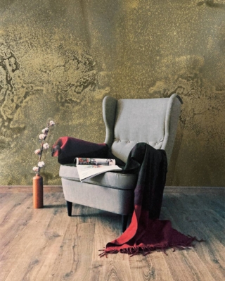 Effetto metallico e chiaroscuri per Plamina di Isoplam, rivestimento decorativo per pareti, soffitti, arredi in diversi materiali. Bicomponente a base acqua, senza solventi, in tinta bronzo, ottone, stagno, rame, ferro, zinco, costa 180 euro al mq +Iva, compresa la posa. www.isoplam.it Effetto metallico e chiaroscuri per Plamina di Isoplam, rivestimento decorativo per pareti, soffitti, arredi in diversi materiali. Bicomponente a base acqua, senza solventi, in tinta bronzo, ottone, stagno, rame, ferro, zinco, costa 180 euro al mq +Iva, compresa la posa. www.isoplam.it