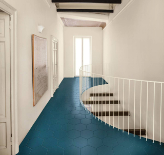 Ideale su rivestimenti preesistenti, serramenti, arredi, radiatori, Microresina di Kerakoll è bicomponente all'acqua con finitura laccata opaca.
In 150 tinte Color Collection e 10 Warm Collection, a bassa emissione di VOC in classe A+, è smacchiabile e resistente. Costa da 29,50 a 31,50 euro al mq +Iva. www.kerakoll.com Ideale su rivestimenti preesistenti, serramenti, arredi, radiatori, Microresina di Kerakoll è bicomponente all'acqua con finitura laccata opaca.
In 150 tinte Color Collection e 10 Warm Collection, a bassa emissione di VOC in classe A+, è smacchiabile e resistente. Costa da 29,50 a 31,50 euro al mq +Iva. www.kerakoll.com