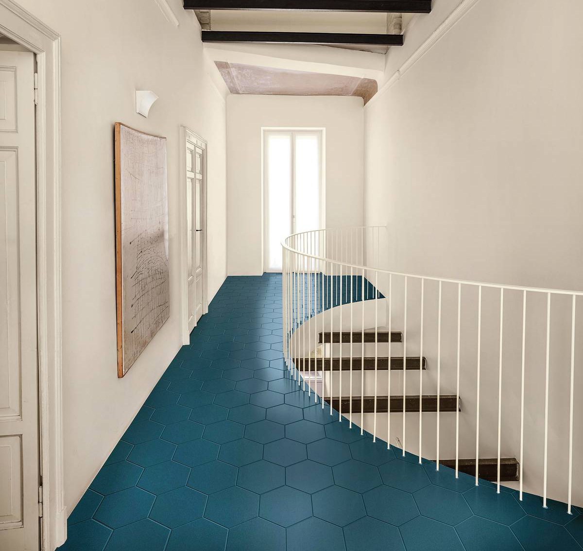 Ideale su rivestimenti preesistenti, serramenti, arredi, radiatori, Microresina di Kerakoll è bicomponente all'acqua con finitura laccata opaca.
In 150 tinte Color Collection e 10 Warm Collection, a bassa emissione di VOC in classe A+, è smacchiabile e resistente. Costa da 29,50 a 31,50 euro al mq +Iva. www.kerakoll.com Ideale su rivestimenti preesistenti, serramenti, arredi, radiatori, Microresina di Kerakoll è bicomponente all'acqua con finitura laccata opaca.
In 150 tinte Color Collection e 10 Warm Collection, a bassa emissione di VOC in classe A+, è smacchiabile e resistente. Costa da 29,50 a 31,50 euro al mq +Iva. www.kerakoll.com