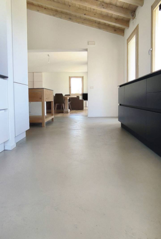 Concreta Spatolato Mono di Permac Resine è una resina acrilica a base acqua caricata con quarzo, in fase di posa impreziosita da chips sintetiche bianche e nere, per un effetto pietra naturale. Applicata in due mani, a distanza di 24 ore, sia in orizzontale sia in verticale, è protetta con Permatop WK Opaco a base acqua. Costa da 85 euro al mq +Iva. www.permacresine.it Concreta Spatolato Mono di Permac Resine è una resina acrilica a base acqua caricata con quarzo, in fase di posa impreziosita da chips sintetiche bianche e nere, per un effetto pietra naturale. Applicata in due mani, a distanza di 24 ore, sia in orizzontale sia in verticale, è protetta con Permatop WK Opaco a base acqua. Costa da 85 euro al mq +Iva. www.permacresine.it