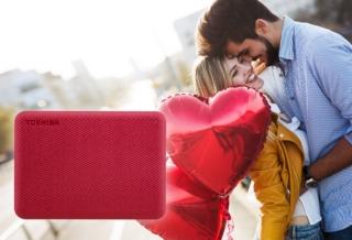 Rosso come la passione, l'hard disk Canvio Advance di Toshiba si caratterizza per l’unicità della finitura a trama soft-touch piacevole al tatto. Perfetto per gli amanti dell’unconventional, che non vogliono però rinunciare a sicurezza, semplicità e praticità d’uso. Grazie al software per effettuare il backup in automatico, personalizzabile impostando tempi e frequenza desiderati, l’archiviazione di file, foto e video è davvero semplicissima. Inoltre, con il software di protezione, che consente di criptare l’unità con una password esclusiva, tutti i ricordi della propria storia d’amore sono al sicuro. Prezzo 60 euro per il modello da 1TB. www. www.toshiba-storage.com Rosso come la passione, l'hard disk Canvio Advance di Toshiba si caratterizza per l’unicità della finitura a trama soft-touch piacevole al tatto. Perfetto per gli amanti dell’unconventional, che non vogliono però rinunciare a sicurezza, semplicità e praticità d’uso. Grazie al software per effettuare il backup in automatico, personalizzabile impostando tempi e frequenza desiderati, l’archiviazione di file, foto e video è davvero semplicissima. Inoltre, con il software di protezione, che consente di criptare l’unità con una password esclusiva, tutti i ricordi della propria storia d’amore sono al sicuro. Prezzo 60 euro per il modello da 1TB. www. www.toshiba-storage.com