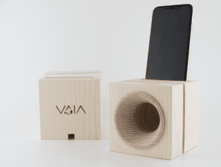 Tecnologia e sostenibilità si uniscono in Vaia Cube, lo speaker per smartphone realizzato con il legno degli alberi abbattuti dalla tempesta Vaia che ha colpito le Dolomiti nel 2018. Questo speaker amplifica naturalmente il suono dello smartphone* sfruttando le proprietà acustiche del legno di abete rosso con cui è realizzato, lo stesso usato dai liutai per gli strumenti musicali. Semplicemente inserendo il proprio device nella fessura, diffonde in maniera straordinaria suoni e musica. Privo di fili e componenti elettroniche, può essere posizionato ovunque per creare un’atmosfera romantica riscaldata dalle note della vostra musica preferita: cosa c’è di più romantico di ballare abbracciati la canzone del cuore? Non esiste un pezzo uguale all’altro perché ogni taglio inciso segue le naturali venature del legno, e rievoca la ferita subita dalle foreste. Una ferita da cui con attenzione e amore può rinascere nuova vita. Prezzo 54 euro (70 euro per la versione "Imperfetto"). www.vaiawood.eu Tecnologia e sostenibilità si uniscono in Vaia Cube, lo speaker per smartphone realizzato con il legno degli alberi abbattuti dalla tempesta Vaia che ha colpito le Dolomiti nel 2018. Questo speaker amplifica naturalmente il suono dello smartphone* sfruttando le proprietà acustiche del legno di abete rosso con cui è realizzato, lo stesso usato dai liutai per gli strumenti musicali. Semplicemente inserendo il proprio device nella fessura, diffonde in maniera straordinaria suoni e musica. Privo di fili e componenti elettroniche, può essere posizionato ovunque per creare un’atmosfera romantica riscaldata dalle note della vostra musica preferita: cosa c’è di più romantico di ballare abbracciati la canzone del cuore? Non esiste un pezzo uguale all’altro perché ogni taglio inciso segue le naturali venature del legno, e rievoca la ferita subita dalle foreste. Una ferita da cui con attenzione e amore può rinascere nuova vita. Prezzo 54 euro (70 euro per la versione "Imperfetto"). www.vaiawood.eu