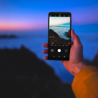 L’amore è una cosa semplice, soprattutto con il nuovo smartphone Y82 di Wiko, la sua batteria long-lasting da 3600 mAh con AI Power integrato, garantisce oltre 2 giorni di autonomia: l’ideale per chi ama condividere ogni momento di coppia con infinite (o quasi) videochiamate e telefonate. C’è di più: la batteria è anche rimuovibile e sostituibile, all’insegna di una maggiore sostenibilità. Mentre il display da 6,1” in formato 19,5:9 di Y82 rende la visualizzazione dei video e delle foto dei propri momenti felici, nitida e brillante da qualsiasi angolazione. L’esperienza d’utilizzo è fluida grazie al processore Octa Core 1.6GHz, ai 3GB di RAM e alla potenza di Android 11. E con i 32 GB di ROM c’è ancora più spazio per conservare tutti i ricordi romantici, senza rinunciare a velocità e sicurezza. Disponibile in tre diverse tonalità – Black, Dark Blue e Light Blue. Prezzo 119,99 euro.
www.wikomobile.com L’amore è una cosa semplice, soprattutto con il nuovo smartphone Y82 di Wiko, la sua batteria long-lasting da 3600 mAh con AI Power integrato, garantisce oltre 2 giorni di autonomia: l’ideale per chi ama condividere ogni momento di coppia con infinite (o quasi) videochiamate e telefonate. C’è di più: la batteria è anche rimuovibile e sostituibile, all’insegna di una maggiore sostenibilità. Mentre il display da 6,1” in formato 19,5:9 di Y82 rende la visualizzazione dei video e delle foto dei propri momenti felici, nitida e brillante da qualsiasi angolazione. L’esperienza d’utilizzo è fluida grazie al processore Octa Core 1.6GHz, ai 3GB di RAM e alla potenza di Android 11. E con i 32 GB di ROM c’è ancora più spazio per conservare tutti i ricordi romantici, senza rinunciare a velocità e sicurezza. Disponibile in tre diverse tonalità – Black, Dark Blue e Light Blue. Prezzo 119,99 euro.
www.wikomobile.com