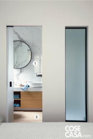 camera matrimoniale, ingresso del bagno a uso esclusivo, porta in vetro opaco, vetrata fissa collegata con il box doccia camera matrimoniale, ingresso del bagno a uso esclusivo, porta in vetro opaco, vetrata fissa collegata con il box doccia