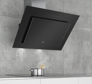 Smart, la cappa in vetro nero iQdrive LC98KLV60 attivando il voiceControl può essere controllata e gestita senza usare le mani ma anche con lo speaker. Efficace e al tempo stesso silenziosa, ha potenza sonora massima a livello di potenza normale di 56 dB. Larga 90 cm, è regolabile su 3 velocità e 2 intensive per aumentare temporaneamente la potenza della ventola in presenza di molto vapore di cottura, con reset automatico dopo 6 minuti. È in classe A+. Prezzo 1.762 euro. www.siemens-home.bsh-group.com/it Smart, la cappa in vetro nero iQdrive LC98KLV60 attivando il voiceControl può essere controllata e gestita senza usare le mani ma anche con lo speaker. Efficace e al tempo stesso silenziosa, ha potenza sonora massima a livello di potenza normale di 56 dB. Larga 90 cm, è regolabile su 3 velocità e 2 intensive per aumentare temporaneamente la potenza della ventola in presenza di molto vapore di cottura, con reset automatico dopo 6 minuti. È in classe A+. Prezzo 1.762 euro. www.siemens-home.bsh-group.com/it