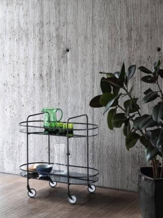 Si ispira ai raffinati Anni Cinquanta il modello portavivande Chic di Bontempi che ha un design moderno che permette di usarlo come alternativa al mobile contenitore per le stoviglie in un living contemporaneo. La struttura, a due piani ovali in cristallo scuro, è realizzata in metallo laccato nero che mette in evidenza la silhouette caratterizzata da linee curve e sinuose. Le piccole ruote bianche danno vita ad un ricercato contrasto. Misura L 81 x P 39 x H 75 cm. Prezzo a partire da 583 euro+IVA. www.bontempi.it Si ispira ai raffinati Anni Cinquanta il modello portavivande Chic di Bontempi che ha un design moderno che permette di usarlo come alternativa al mobile contenitore per le stoviglie in un living contemporaneo. La struttura, a due piani ovali in cristallo scuro, è realizzata in metallo laccato nero che mette in evidenza la silhouette caratterizzata da linee curve e sinuose. Le piccole ruote bianche danno vita ad un ricercato contrasto. Misura L 81 x P 39 x H 75 cm. Prezzo a partire da 583 euro+IVA. www.bontempi.it