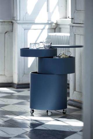 Una raffinata colorazione blu per Barboy di Verpan in vendita su Finnish Design Shop il carrello rotondo in MDF stampato verniciato, corredato di piccole ruote in metallo cromato. È una riedizione del mobile di Verner Panton del 1963. Misura Ø 38 x H 72,5 cm. Prezzo 1.054 euro.  www.finnishdesignshop.it Una raffinata colorazione blu per Barboy di Verpan in vendita su Finnish Design Shop il carrello rotondo in MDF stampato verniciato, corredato di piccole ruote in metallo cromato. È una riedizione del mobile di Verner Panton del 1963. Misura Ø 38 x H 72,5 cm. Prezzo 1.054 euro.  www.finnishdesignshop.it