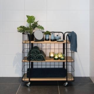 Il carrello Oslo di CASA che ha tre grandi ripiani in Mdf finitura legno naturale che permettono di usarlo come mini libreria nel living e come alternativa al tradizionale mobiletto in bagno. È caratterizzato da una solida struttura in metallo nero che “fascia” i fianchi. Misura L 83 x P 40 x H 82 cm. Prezzo 79 euro. www.casashops.com Il carrello Oslo di CASA che ha tre grandi ripiani in Mdf finitura legno naturale che permettono di usarlo come mini libreria nel living e come alternativa al tradizionale mobiletto in bagno. È caratterizzato da una solida struttura in metallo nero che “fascia” i fianchi. Misura L 83 x P 40 x H 82 cm. Prezzo 79 euro. www.casashops.com