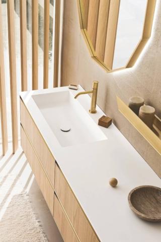 Della collezione Absolute di Arbi Arredobagno (www.arbiarredobagno.it), il mobile sospeso con fronte  e scocca in Olmo chiaro e top in tekno con lavabo integrato Plaza,  specchiera Twelve con profilo Oro  e mensola Slide in alluminio Oro. Della collezione Absolute di Arbi Arredobagno (www.arbiarredobagno.it), il mobile sospeso con fronte  e scocca in Olmo chiaro e top in tekno con lavabo integrato Plaza,  specchiera Twelve con profilo Oro  e mensola Slide in alluminio Oro.