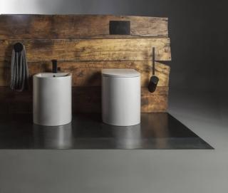 Anche le sensazioni tattili sono fondamentali.  e le superfici soft touch sono decisamente piacevoli. I sanitari della linea Astra di Flaminia (www.ceramicaflaminia.it),  design Giulio Cappellini, sono di forma monolitica,un progetto a tutto tondo  per il massimo comfort. Anche le sensazioni tattili sono fondamentali.  e le superfici soft touch sono decisamente piacevoli. I sanitari della linea Astra di Flaminia (www.ceramicaflaminia.it),  design Giulio Cappellini, sono di forma monolitica,un progetto a tutto tondo  per il massimo comfort.