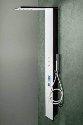 In alluminio, bianco  o nero, Chronos di Damast (www.damast.it) è dotato  di tecnologia touch control:  un miscelatore digitale  regola flusso, temperatura, selezione dei getti  e tempo di uscita dell’acqua.  È completo di doccia  a mano Lilo in abs cromato. In alluminio, bianco  o nero, Chronos di Damast (www.damast.it) è dotato  di tecnologia touch control:  un miscelatore digitale  regola flusso, temperatura, selezione dei getti  e tempo di uscita dell’acqua.  È completo di doccia  a mano Lilo in abs cromato.