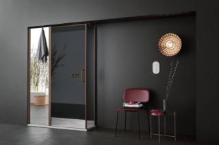 La chiusura per doccia Icaro di Arblu (arblu.it) ha la cerniera verticale sul profilo, che può essere ancorato direttamente a muro oppure al vetro (nella versione Plus), la pratica maniglia a ponte e un comodo appendino integrato al braccetto. Più finiture per i vetri: trasparente, grigio Europa, extra chiara, serigrafata e a specchio. La chiusura per doccia Icaro di Arblu (arblu.it) ha la cerniera verticale sul profilo, che può essere ancorato direttamente a muro oppure al vetro (nella versione Plus), la pratica maniglia a ponte e un comodo appendino integrato al braccetto. Più finiture per i vetri: trasparente, grigio Europa, extra chiara, serigrafata e a specchio.