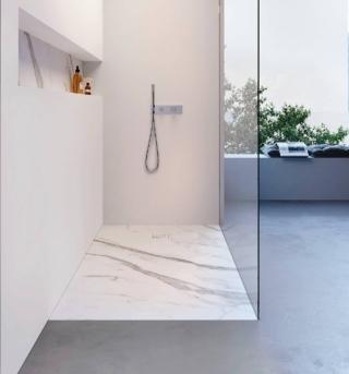 È in finitura Pietra Piasentina grigio fiammato il piatto doccia filopavimento in gres Blade di Disenia  (disenia.it), da combinare  al box walk-in. È in finitura Pietra Piasentina grigio fiammato il piatto doccia filopavimento in gres Blade di Disenia  (disenia.it), da combinare  al box walk-in.