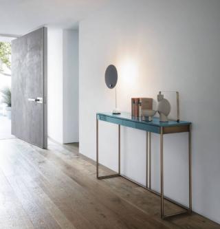 Arreda il corridoio all'entrata il modello dal design essenziale Ella di Lema che contrappone le leggerezza della base in metallo bronzo patinato al piano in laccato lucido azzurro che la rende contemporanea e chic. I comodi cassetti sottopiano permettono di avere sempre a portata di mano piccoli oggetti. Misura L 130 x P 33 x H 88,6 cm.  Prezzo a partire da 2.340 euro. www.lemamobili.com Arreda il corridoio all'entrata il modello dal design essenziale Ella di Lema che contrappone le leggerezza della base in metallo bronzo patinato al piano in laccato lucido azzurro che la rende contemporanea e chic. I comodi cassetti sottopiano permettono di avere sempre a portata di mano piccoli oggetti. Misura L 130 x P 33 x H 88,6 cm.  Prezzo a partire da 2.340 euro. www.lemamobili.com