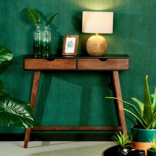 Ispirazione Anni Cinquanta per il modello Draco di CASA che, sistemato su una parete in una colorazione in contrasto come il verde bandiera, si trasforma nel protagonista indiscusso del living. La struttura bicolore, nei toni del marrone e del nero, è realizzata in MDF e legno di gomma e di pino. Sotto il piano sono presenti due cassetti coordinati. Misura L 90 x P 30 x H 78 cm. Prezzo 139 euro.  www.casashops.com Ispirazione Anni Cinquanta per il modello Draco di CASA che, sistemato su una parete in una colorazione in contrasto come il verde bandiera, si trasforma nel protagonista indiscusso del living. La struttura bicolore, nei toni del marrone e del nero, è realizzata in MDF e legno di gomma e di pino. Sotto il piano sono presenti due cassetti coordinati. Misura L 90 x P 30 x H 78 cm. Prezzo 139 euro.  www.casashops.com