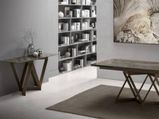 La forma compatta permette di sistemare la consolle fissa Flame di Zamagna all'angolo di un passaggio tra un ambiente e un altro. La struttura di sostegno è realizzata in metallo verniciato corten e ha un aspetto elegantemente scultoreo; il piano è disponibile in ceramica, opaca o lucida, effetto marmo. Misura L 120 x P 50 x H 75 cm. Prezzo a partire da 942 euro + IVA. www.zamagna.it La forma compatta permette di sistemare la consolle fissa Flame di Zamagna all'angolo di un passaggio tra un ambiente e un altro. La struttura di sostegno è realizzata in metallo verniciato corten e ha un aspetto elegantemente scultoreo; il piano è disponibile in ceramica, opaca o lucida, effetto marmo. Misura L 120 x P 50 x H 75 cm. Prezzo a partire da 942 euro + IVA. www.zamagna.it