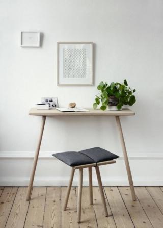 Può anche essere utilizzata come scrittoio la consolle Georg di Skagerak in vendita su Finnish Design Shop: è realizzata in legno di rovere certificato FSC. La forma leggera e i due semplici sostegni permettono di sistemarla in un angolo dell'ingresso. Misura L 90 x P 32 x H 73 cm. Prezzo 867 euro.  www.finnishdesignshop.com Può anche essere utilizzata come scrittoio la consolle Georg di Skagerak in vendita su Finnish Design Shop: è realizzata in legno di rovere certificato FSC. La forma leggera e i due semplici sostegni permettono di sistemarla in un angolo dell'ingresso. Misura L 90 x P 32 x H 73 cm. Prezzo 867 euro.  www.finnishdesignshop.com