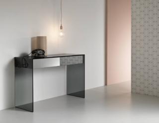 L'eleganza del vetro fumé per la consolle Gotham di Tonelli che può essere sistemata a parete vicino ad una porta. I due cassetti in legno nero con il frontale in specchio fumé sono dotati di chiusura soft. Misura L 120 x P 45 x H 80 cm. Prezzo a partire da 1.580 euro. www.tonellidesign.it L'eleganza del vetro fumé per la consolle Gotham di Tonelli che può essere sistemata a parete vicino ad una porta. I due cassetti in legno nero con il frontale in specchio fumé sono dotati di chiusura soft. Misura L 120 x P 45 x H 80 cm. Prezzo a partire da 1.580 euro. www.tonellidesign.it