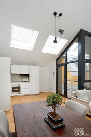 cucina soggiorno della mansarda luminosa con lucernari multipli cucina soggiorno della mansarda luminosa con lucernari multipli