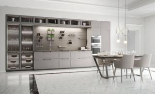 Raffinate gradazioni di grigio per la composizione lineare Flavour di Cucine Lube: le basi, le colonne e i pensili sono in Frassino nebbia e vetro fumé. La profondità delle basi maggiorata di 15 cm rispetto a quella delle colonne laterali aumenta la superficie di lavoro disponibile e ospita il lavello e il piano cottura ad induzione con aspirazione integrata. Il top è in laminato Imperial black; la boiserie Cover è declinata nella finitura Silver dark. Un modulo base da 60 cm con due cestoni escluso top, prezzo 448 euro + IVA. www.cucinelube.it Raffinate gradazioni di grigio per la composizione lineare Flavour di Cucine Lube: le basi, le colonne e i pensili sono in Frassino nebbia e vetro fumé. La profondità delle basi maggiorata di 15 cm rispetto a quella delle colonne laterali aumenta la superficie di lavoro disponibile e ospita il lavello e il piano cottura ad induzione con aspirazione integrata. Il top è in laminato Imperial black; la boiserie Cover è declinata nella finitura Silver dark. Un modulo base da 60 cm con due cestoni escluso top, prezzo 448 euro + IVA. www.cucinelube.it