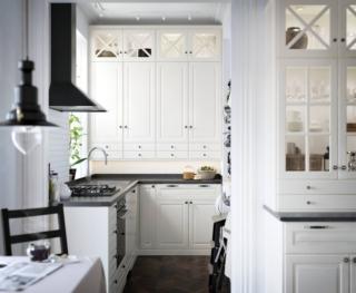 Stile inglese per la cucina con i frontali modanati Bodbyn di Ikea Italia declinati nella raffinata e luminosa colorazione bianco sporco. La verniciatura liscia rende la superficie facile da pulire. I pensili verticali sfruttano lo spazio disponibile fino al soffitto. Un’ anta Bodbyn da 40 x 60 cm, prezzo 40 euro. www.ikea.com Stile inglese per la cucina con i frontali modanati Bodbyn di Ikea Italia declinati nella raffinata e luminosa colorazione bianco sporco. La verniciatura liscia rende la superficie facile da pulire. I pensili verticali sfruttano lo spazio disponibile fino al soffitto. Un’ anta Bodbyn da 40 x 60 cm, prezzo 40 euro. www.ikea.com