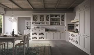 Si sviluppa ad angolo il modello Bellagio di Aran Cucine che ha uno stile classico e dà vita ad un ambiente accogliente e rassicurante. Sopra i fuochi è collocata la grande cappa Oceano di ispirazione retrò; una colonna ad angolo in muratura accoglie il forno. A parete trovano posto i pensili a vetro, le mensoline, la piattaia e una serie di cassettini. Le ante a telaio, realizzate in frassino tinto corda decapé, si aprono per mezzo delle maniglie Imperial in metallo lavorato nella finitura Argento anticato. Prezzo su richiesta. www.arancucine.it Si sviluppa ad angolo il modello Bellagio di Aran Cucine che ha uno stile classico e dà vita ad un ambiente accogliente e rassicurante. Sopra i fuochi è collocata la grande cappa Oceano di ispirazione retrò; una colonna ad angolo in muratura accoglie il forno. A parete trovano posto i pensili a vetro, le mensoline, la piattaia e una serie di cassettini. Le ante a telaio, realizzate in frassino tinto corda decapé, si aprono per mezzo delle maniglie Imperial in metallo lavorato nella finitura Argento anticato. Prezzo su richiesta. www.arancucine.it