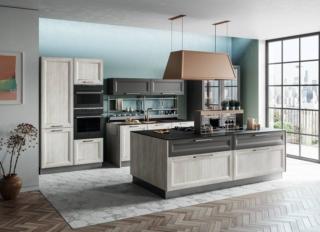Un grande isola polifunzionale attrezzata con i fuochi per la cucina Smart di CREO Kitchens che è composta da una serie di blocchi funzionali e attrezzati: colonne con elettrodomestici, zona operativa lavabo e armadio con ante in vetro. Le ante delle basi e delle colonne a telaio sono in Alkorcell nelle finiture frassino bianco alpino e rovere greige e sono impreziosite dalle maniglie in metallo nella finitura silver dark come gli zoccoli. Attrezzi e utensili trovano posto nel pratico accessorio sottopensile “Grid” sul lavello; la grande cappa a camino sospesa si trasforma in un elemento  decorativo. Un modulo base da 60 cm con due cestoni escluso top, prezzo 399 euro + IVA. www.creokitchens.it Un grande isola polifunzionale attrezzata con i fuochi per la cucina Smart di CREO Kitchens che è composta da una serie di blocchi funzionali e attrezzati: colonne con elettrodomestici, zona operativa lavabo e armadio con ante in vetro. Le ante delle basi e delle colonne a telaio sono in Alkorcell nelle finiture frassino bianco alpino e rovere greige e sono impreziosite dalle maniglie in metallo nella finitura silver dark come gli zoccoli. Attrezzi e utensili trovano posto nel pratico accessorio sottopensile “Grid” sul lavello; la grande cappa a camino sospesa si trasforma in un elemento  decorativo. Un modulo base da 60 cm con due cestoni escluso top, prezzo 399 euro + IVA. www.creokitchens.it