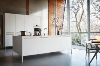 La composizione Unit di Cesar è caratterizzata da una totale libertà compositiva e da uno stile contemporaneo, sottolineato dagli elementi, privi di spigoli, in grado di collegare l'ambiente cucina alla zona giorno. Le ante lisce in laccato bianco sono dotate di sottili maniglie orizzontali in metallo. L'isola con un aspetto monolitico poggia su quattro sottili piedini che la sollevano da terra ed è dotata di lavello e fuochi e integra anche la lavastoviglie al suo interno. A parete trova posto l'armadio coordinato coordinato. Prezzo su richiesta. www.cesar.it La composizione Unit di Cesar è caratterizzata da una totale libertà compositiva e da uno stile contemporaneo, sottolineato dagli elementi, privi di spigoli, in grado di collegare l'ambiente cucina alla zona giorno. Le ante lisce in laccato bianco sono dotate di sottili maniglie orizzontali in metallo. L'isola con un aspetto monolitico poggia su quattro sottili piedini che la sollevano da terra ed è dotata di lavello e fuochi e integra anche la lavastoviglie al suo interno. A parete trova posto l'armadio coordinato coordinato. Prezzo su richiesta. www.cesar.it
