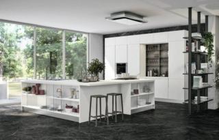 La grande isola attrezzata a forma di “L” che domina la cucina Luna di Cucine Lube è arricchita da numerosi vani a giorno con scomparti in vetro che la trasformano in una sorta di scrigno. Le grandi armadiature a parete ospitano gli elettrodomestici e la dispensa. Le ante, dotate di presa integrata, sono in laccato opaco bianco assoluto per le colonne e in melaminico bianco per gli elementi a giorno. È arricchita da dettagli impiallacciati in rovere moresco e dal top è in Unicolor bianco caldo opaco. Un modulo base da 60 cm con due cestoni escluso top, prezzo 501 euro + IVA. www.cucinelube.it La grande isola attrezzata a forma di “L” che domina la cucina Luna di Cucine Lube è arricchita da numerosi vani a giorno con scomparti in vetro che la trasformano in una sorta di scrigno. Le grandi armadiature a parete ospitano gli elettrodomestici e la dispensa. Le ante, dotate di presa integrata, sono in laccato opaco bianco assoluto per le colonne e in melaminico bianco per gli elementi a giorno. È arricchita da dettagli impiallacciati in rovere moresco e dal top è in Unicolor bianco caldo opaco. Un modulo base da 60 cm con due cestoni escluso top, prezzo 501 euro + IVA. www.cucinelube.it