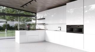 La grande cucina AL 32 di Arrex ha le ante lisce con il telaio in alluminio di colore bianco a cui è fissato il pannello in vetro lucido di colore bianco Cotone che riflette la luce e “illumina” l'ambiente. Nella composizione lineare a parete si innesta la penisola attrezzata con la zona cottura. I fusti sono realizzati con pannelli ecologici, derivati da materiali post consumo, in classe CARB II per quanto riguarda le emissioni di formaldeide. Un modulo base da 60 cm con anta in vetro prezzo 324 euro + IVA. www.arrex.it La grande cucina AL 32 di Arrex ha le ante lisce con il telaio in alluminio di colore bianco a cui è fissato il pannello in vetro lucido di colore bianco Cotone che riflette la luce e “illumina” l'ambiente. Nella composizione lineare a parete si innesta la penisola attrezzata con la zona cottura. I fusti sono realizzati con pannelli ecologici, derivati da materiali post consumo, in classe CARB II per quanto riguarda le emissioni di formaldeide. Un modulo base da 60 cm con anta in vetro prezzo 324 euro + IVA. www.arrex.it